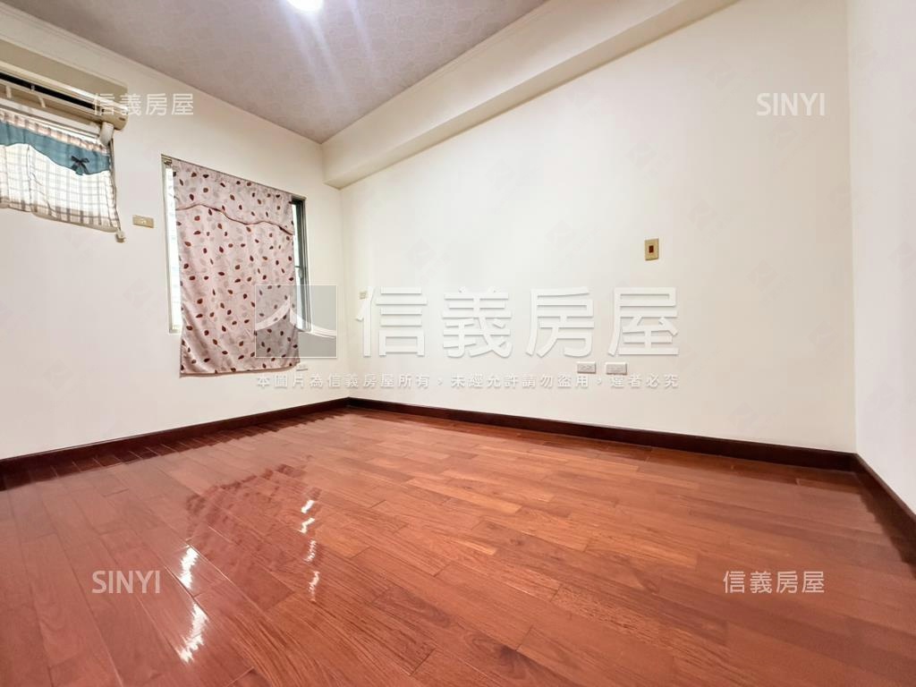 近文山樓中樓露台四房車位房屋室內格局與周邊環境