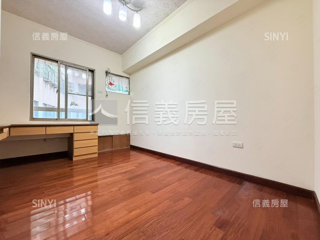 近文山樓中樓露台四房車位房屋室內格局與周邊環境