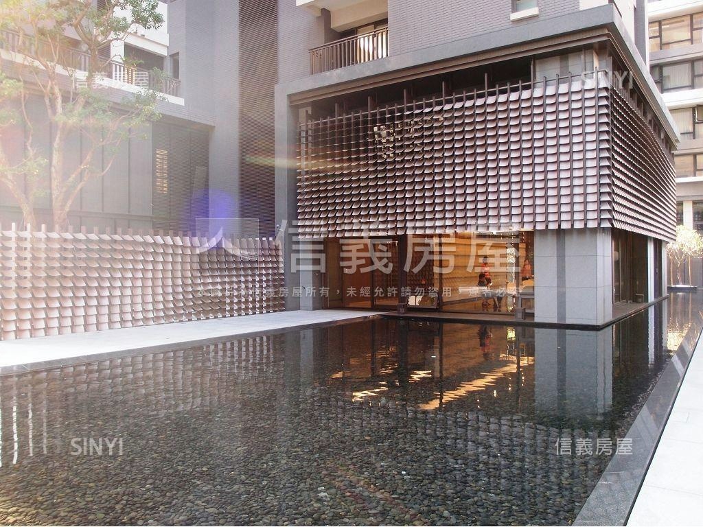 新業１２期三房三衛雙車位房屋室內格局與周邊環境