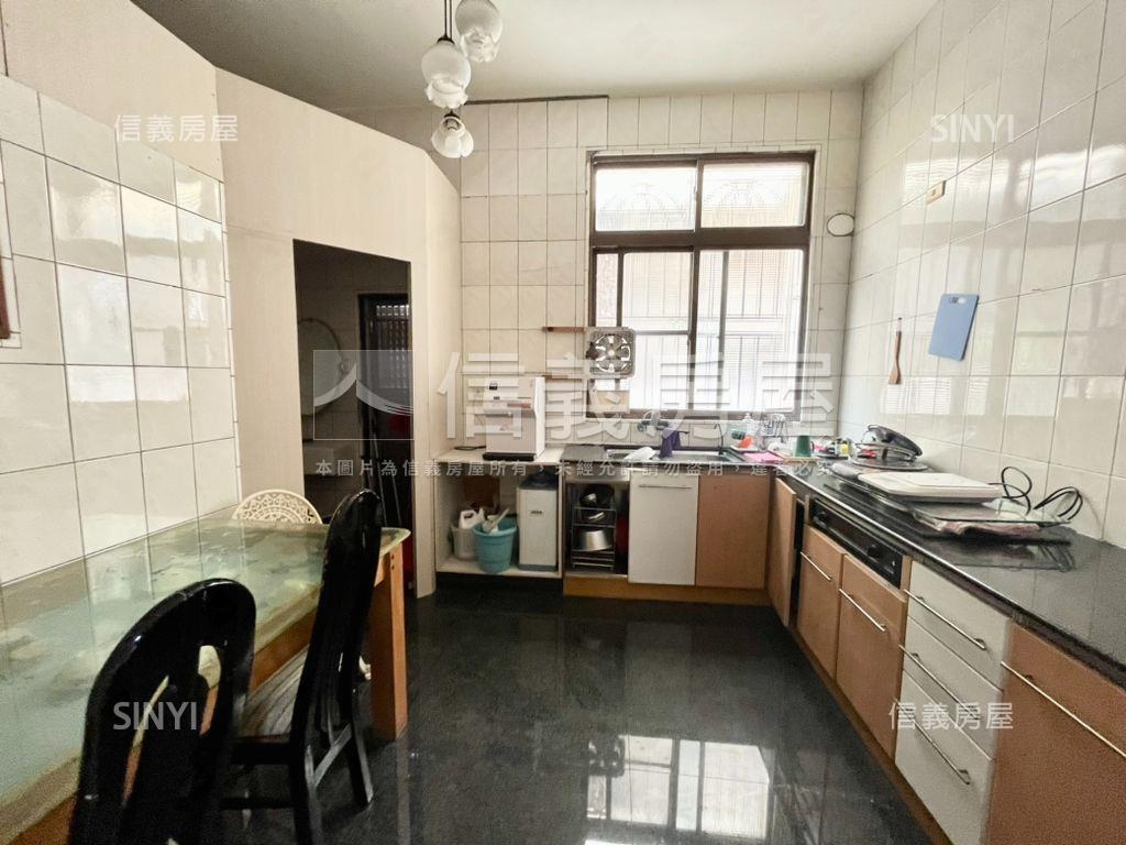 松竹街ＲＣ車庫透天房屋室內格局與周邊環境