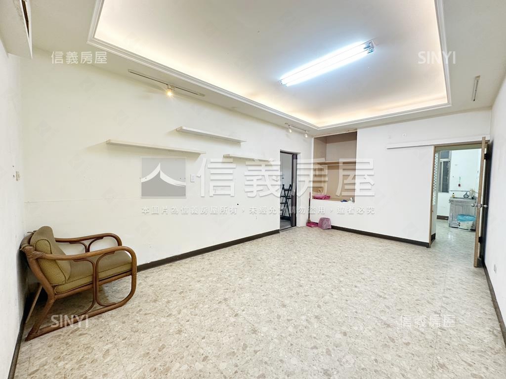 後驛近高雄車站邊間雙透店房屋室內格局與周邊環境