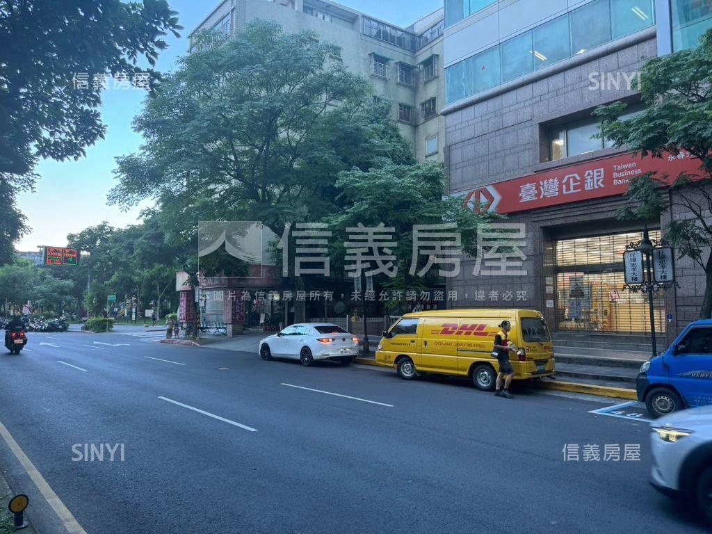 近捷運叁百坪店辦含車位房屋室內格局與周邊環境