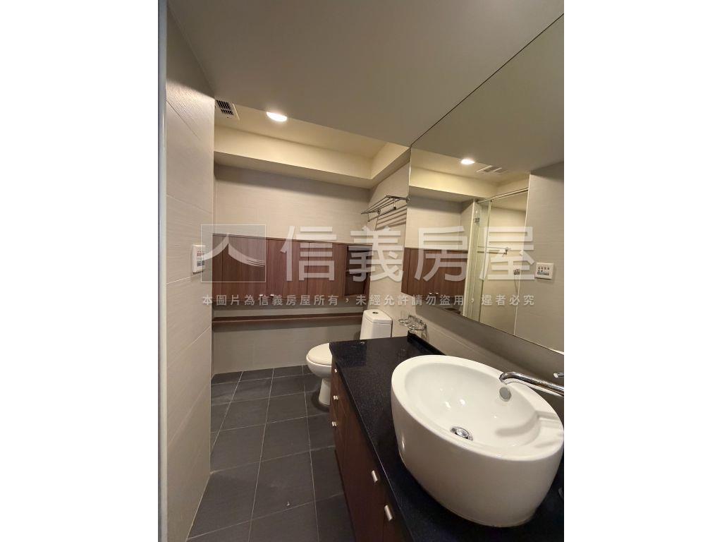 由鉅建設精緻裝潢三房平車房屋室內格局與周邊環境