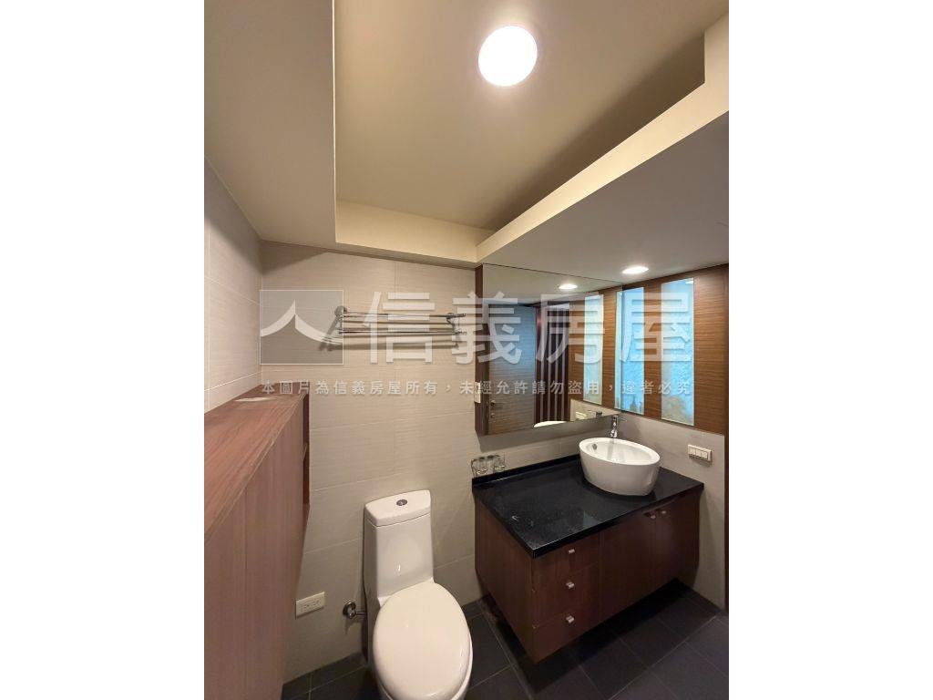 由鉅建設精緻裝潢三房平車房屋室內格局與周邊環境