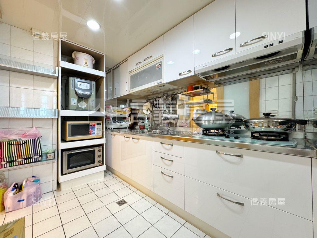 世界之窗稀有海景三房車位房屋室內格局與周邊環境