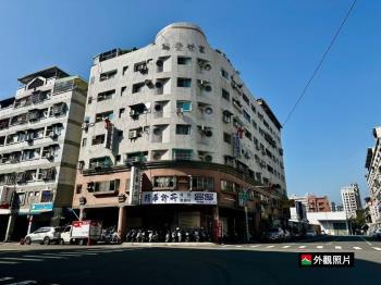 明倫路夜市旁角窗金店