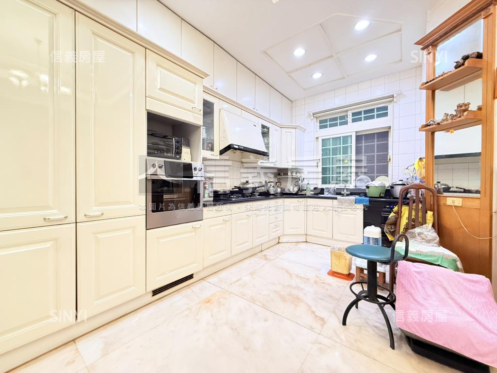 文化中心車庫透天房屋室內格局與周邊環境