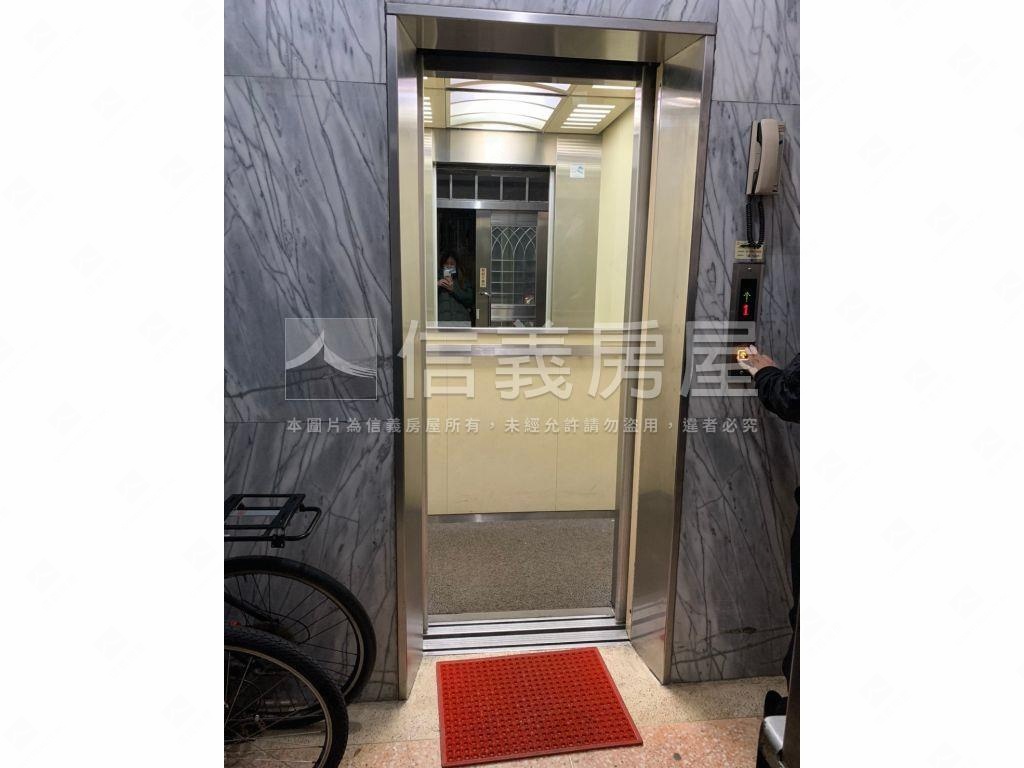 屋主誠意出售電梯２房房屋室內格局與周邊環境