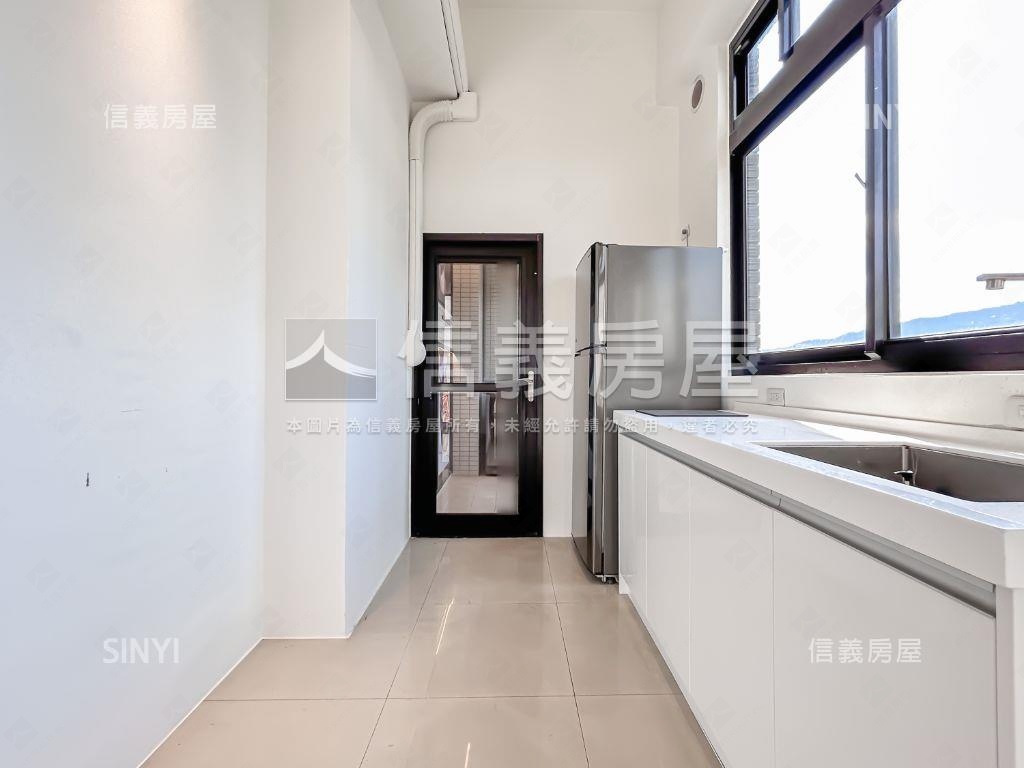 俯瞰信義高樓邊間房屋室內格局與周邊環境
