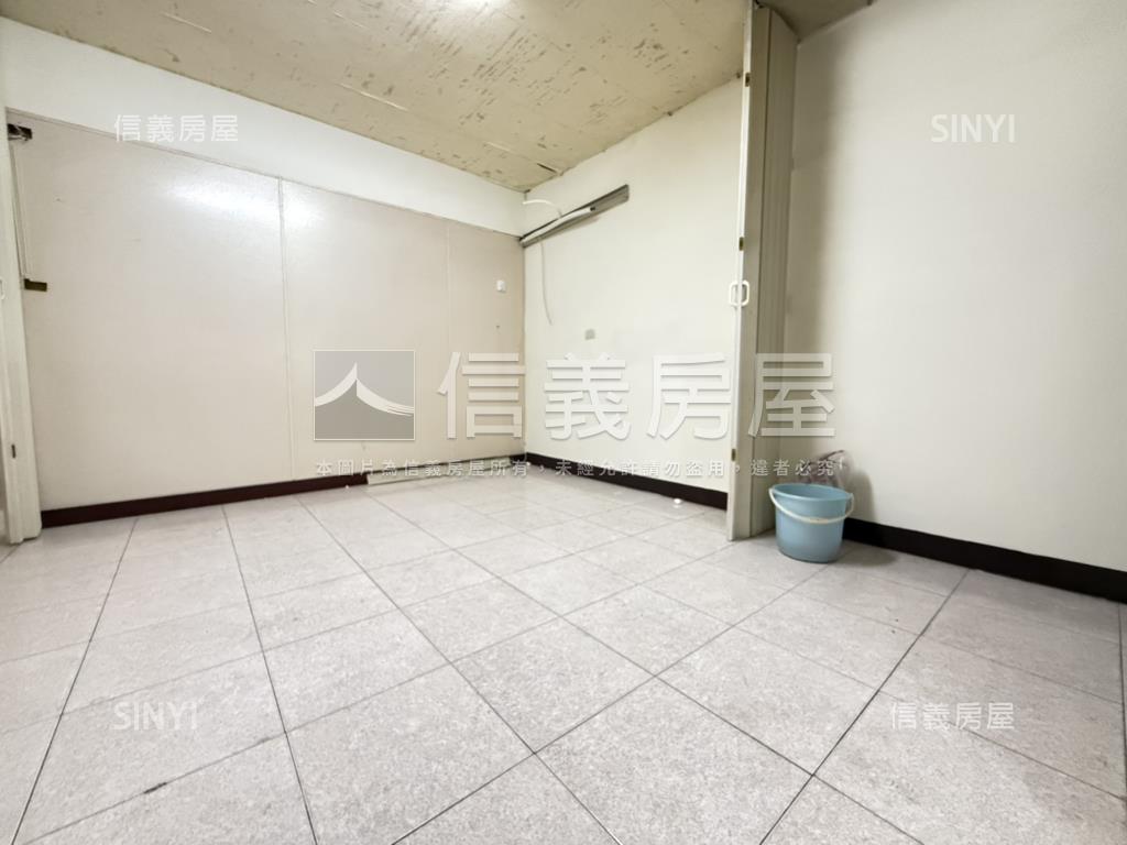 近輕軌校園首排賺錢金店房屋室內格局與周邊環境