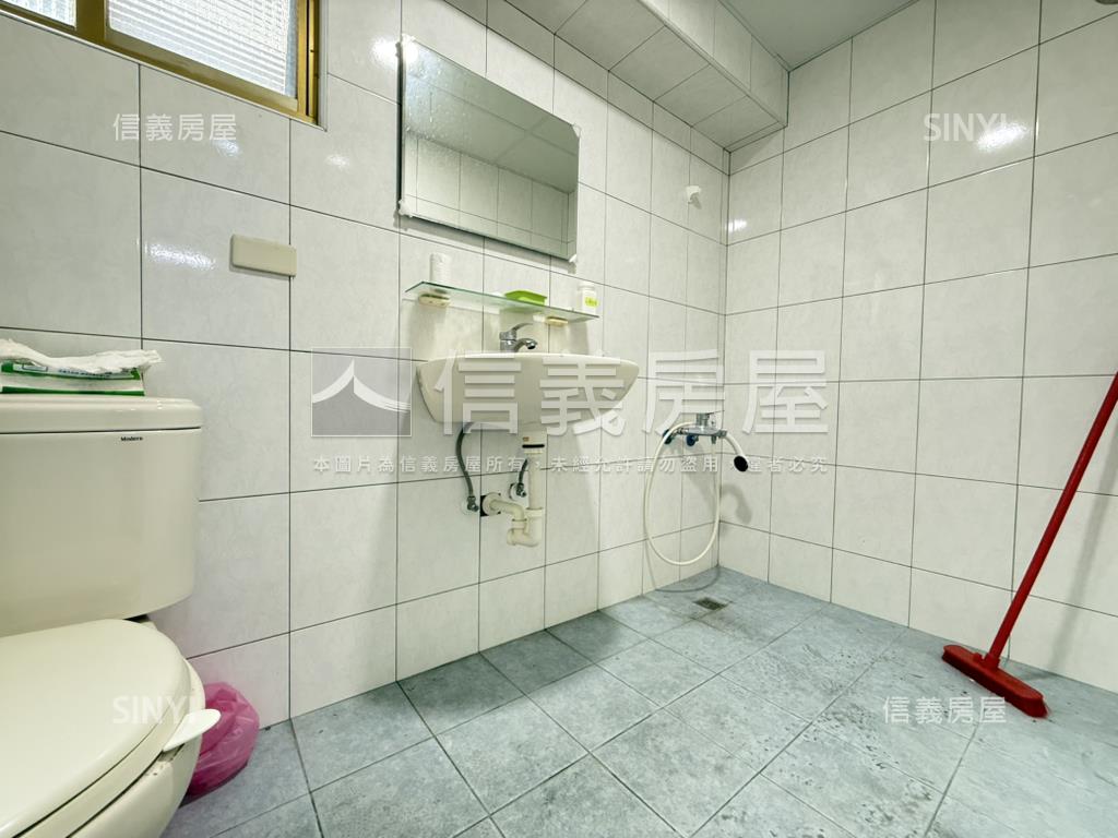 近輕軌校園首排賺錢金店房屋室內格局與周邊環境