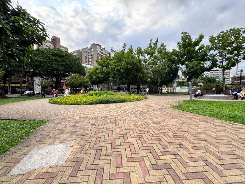 區公所電梯四房美廈房屋室內格局與周邊環境