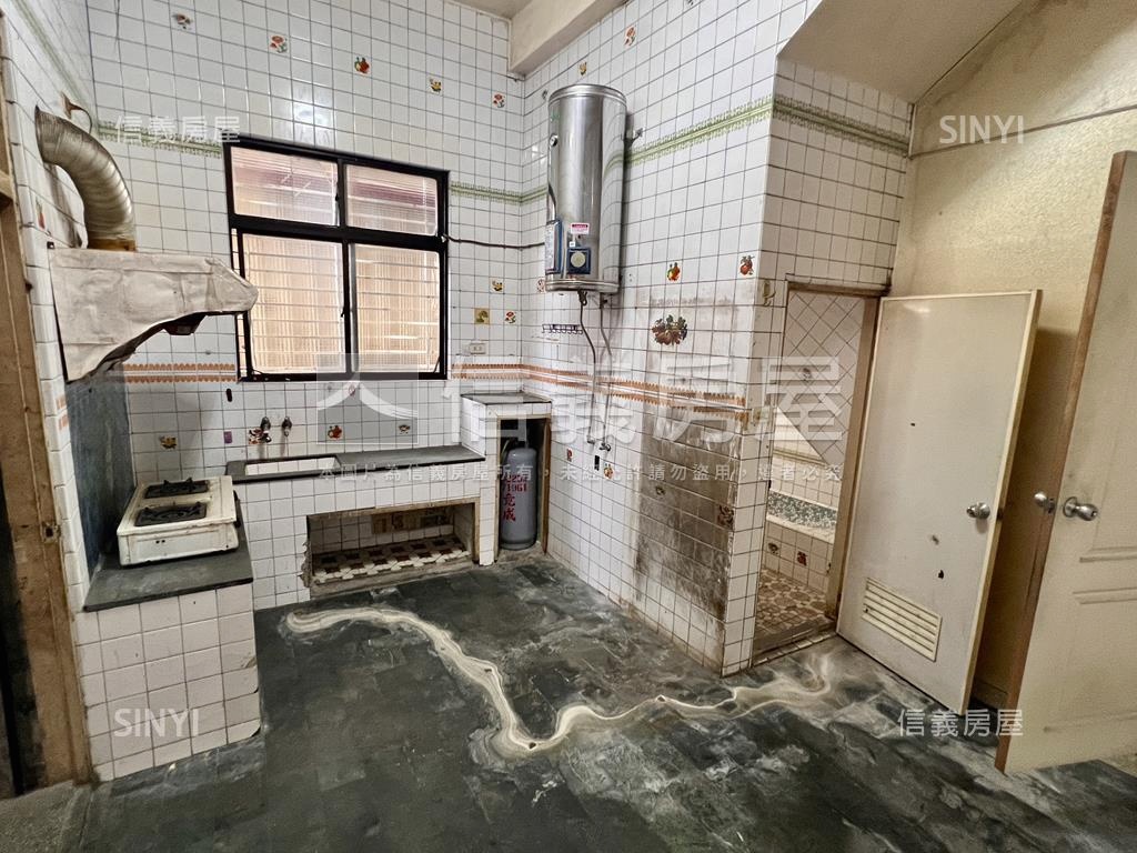 梓官信義路透天住商兩用房屋室內格局與周邊環境