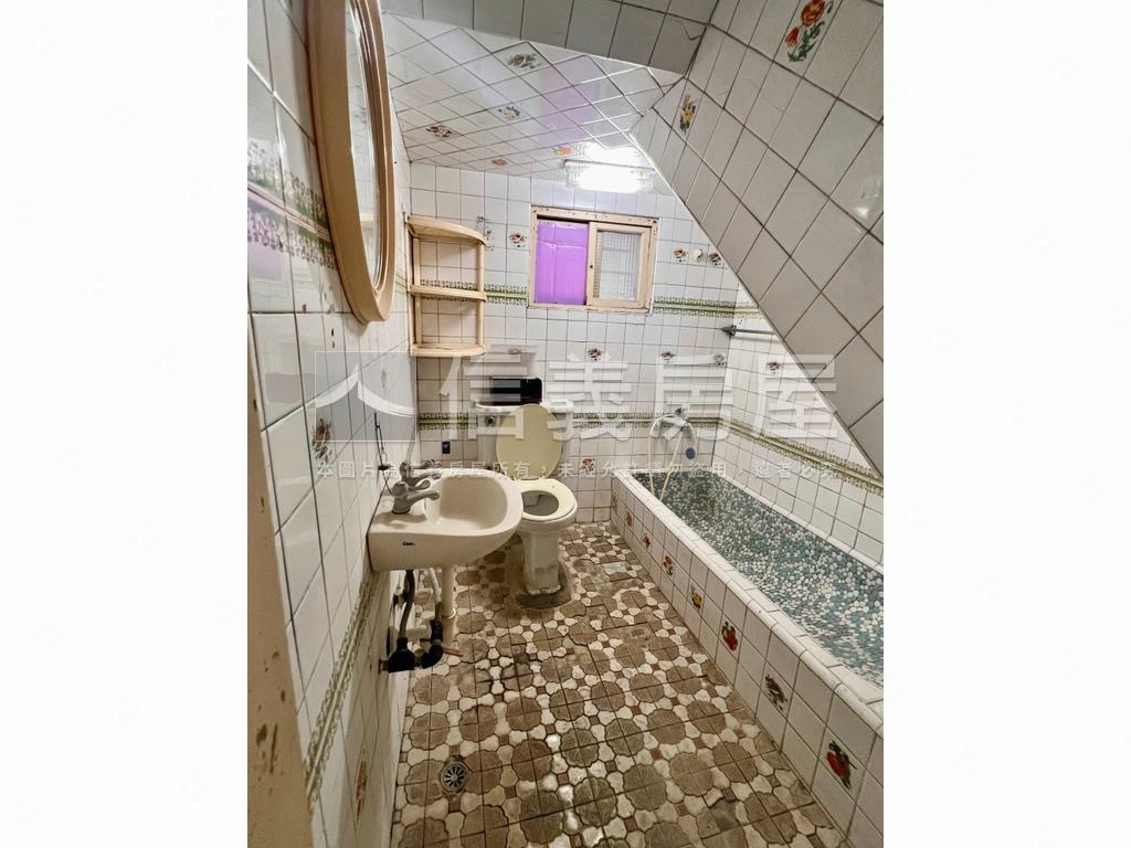 梓官信義路透天住商兩用房屋室內格局與周邊環境