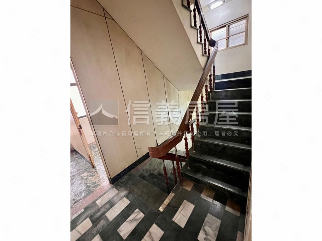 梓官信義路透天住商兩用房屋室內格局與周邊環境