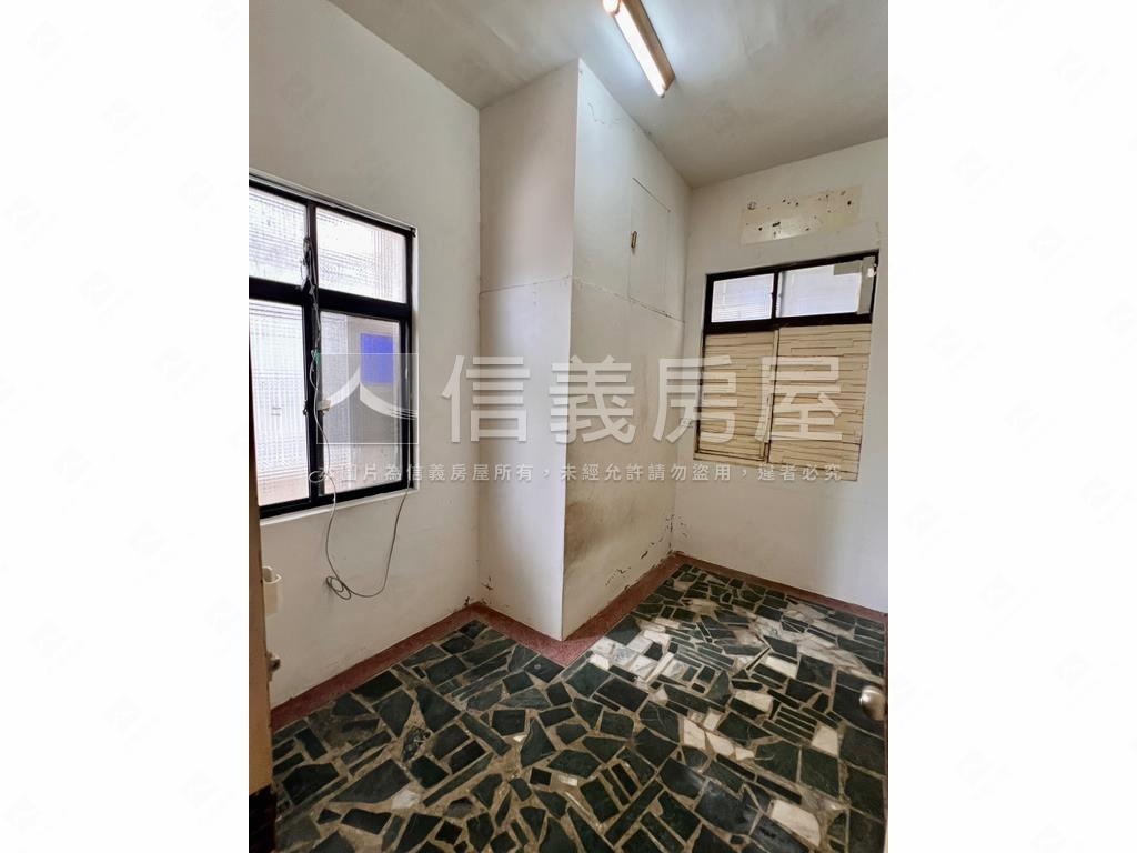 梓官信義路透天住商兩用房屋室內格局與周邊環境