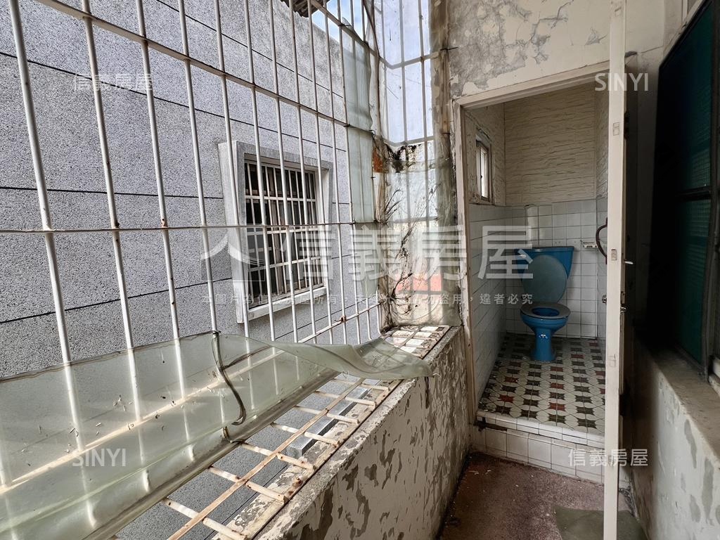 梓官信義路透天住商兩用房屋室內格局與周邊環境