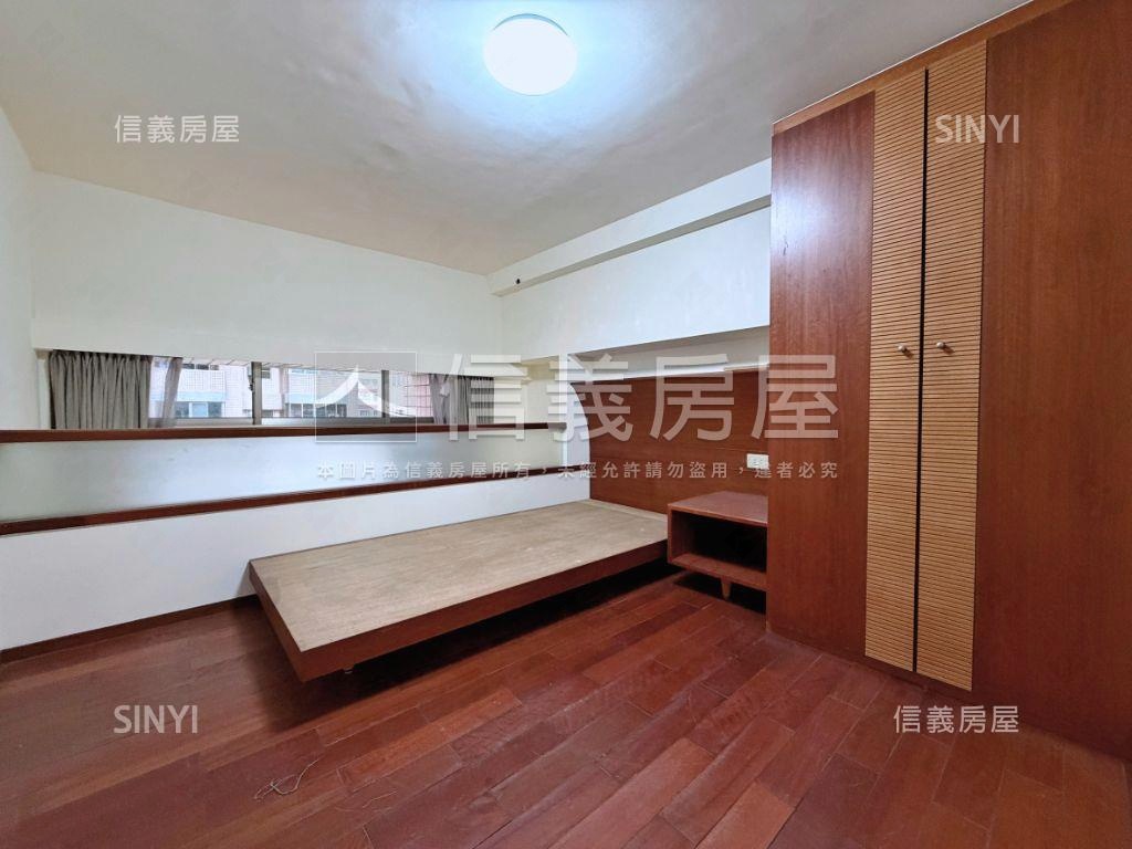 新年快樂。精緻美屋房屋室內格局與周邊環境