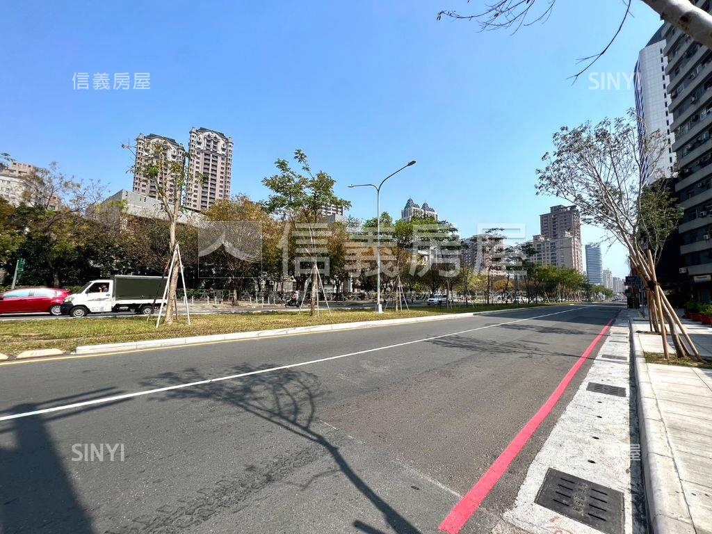 ＊農十六溫莎堡華麗金店面房屋室內格局與周邊環境
