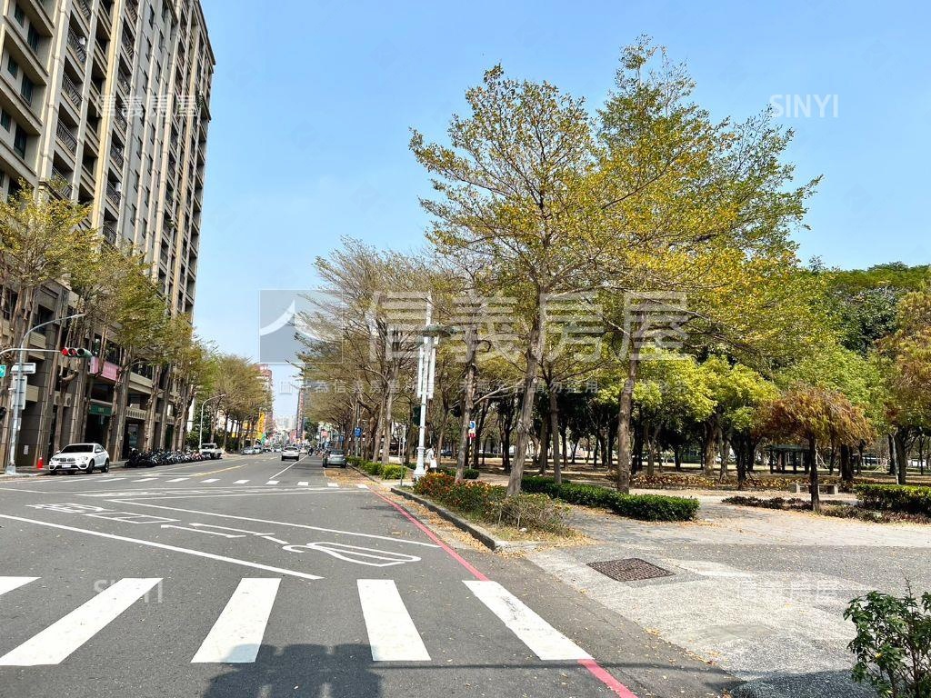 ＊農十六溫莎堡華麗金店面房屋室內格局與周邊環境