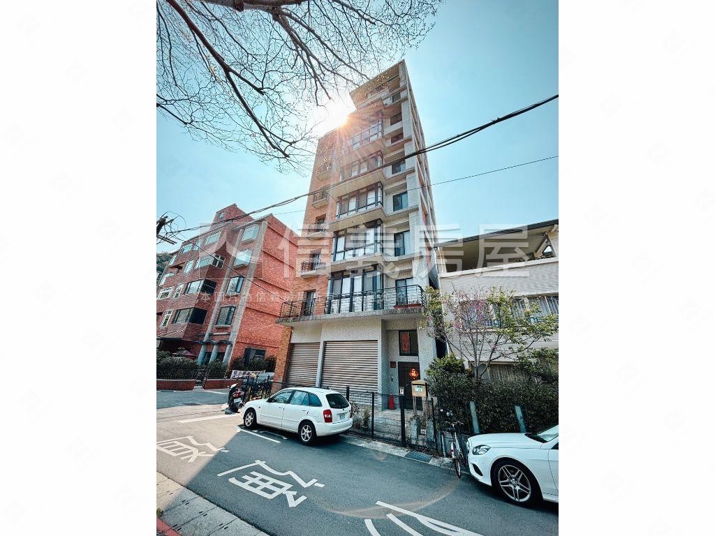公園透亮奇岩電梯車庫別墅房屋室內格局與周邊環境