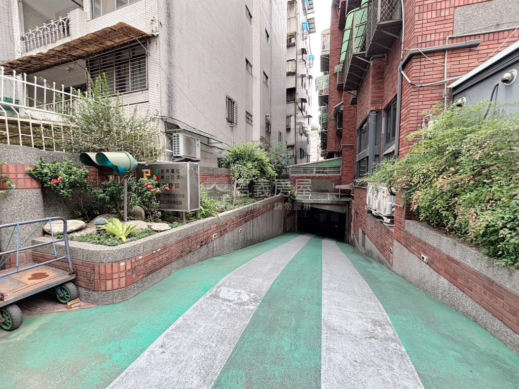 中正家族車位出售房屋室內格局與周邊環境