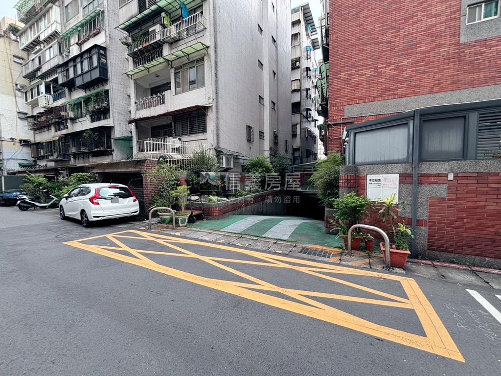 中正家族車位出售房屋室內格局與周邊環境