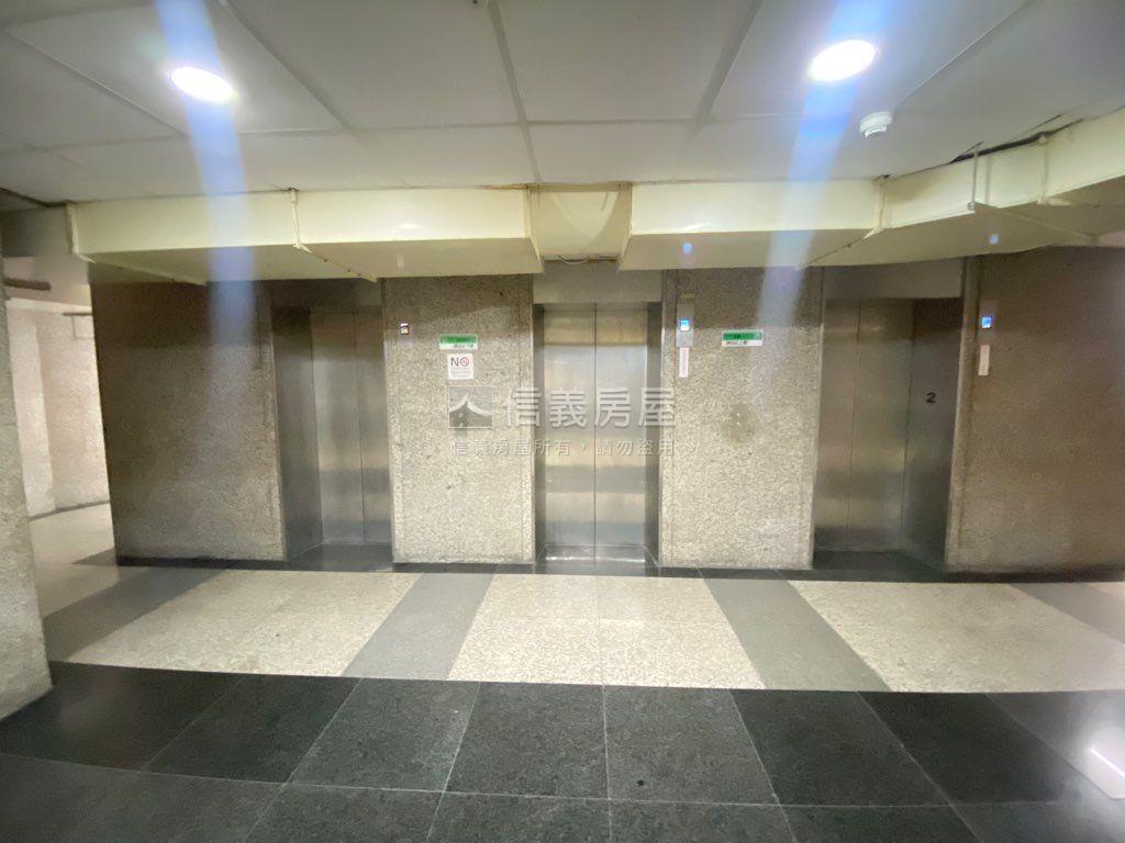 西門捷運２號出口適合店辦房屋室內格局與周邊環境