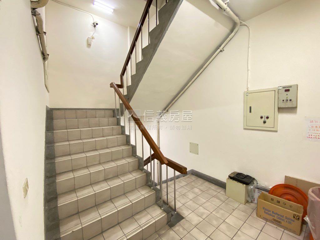 西門捷運２號出口適合店辦房屋室內格局與周邊環境