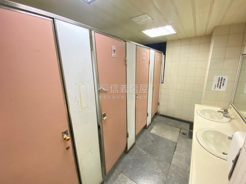 西門捷運２號出口適合店辦房屋室內格局與周邊環境