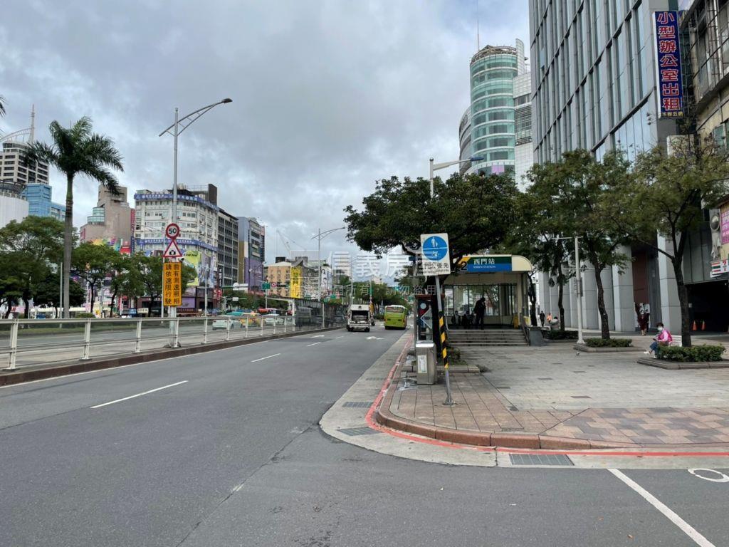 西門捷運２號出口適合店辦房屋室內格局與周邊環境