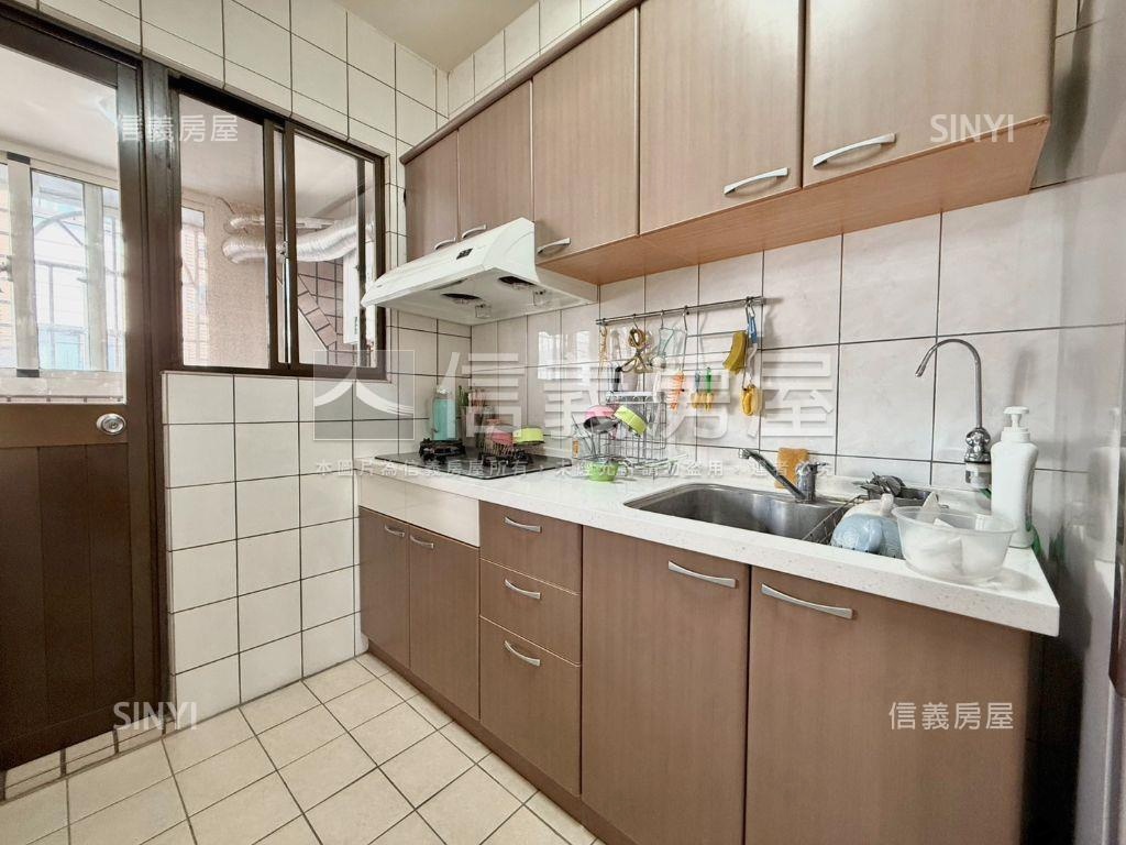 低總價精美裝潢三房附車位房屋室內格局與周邊環境