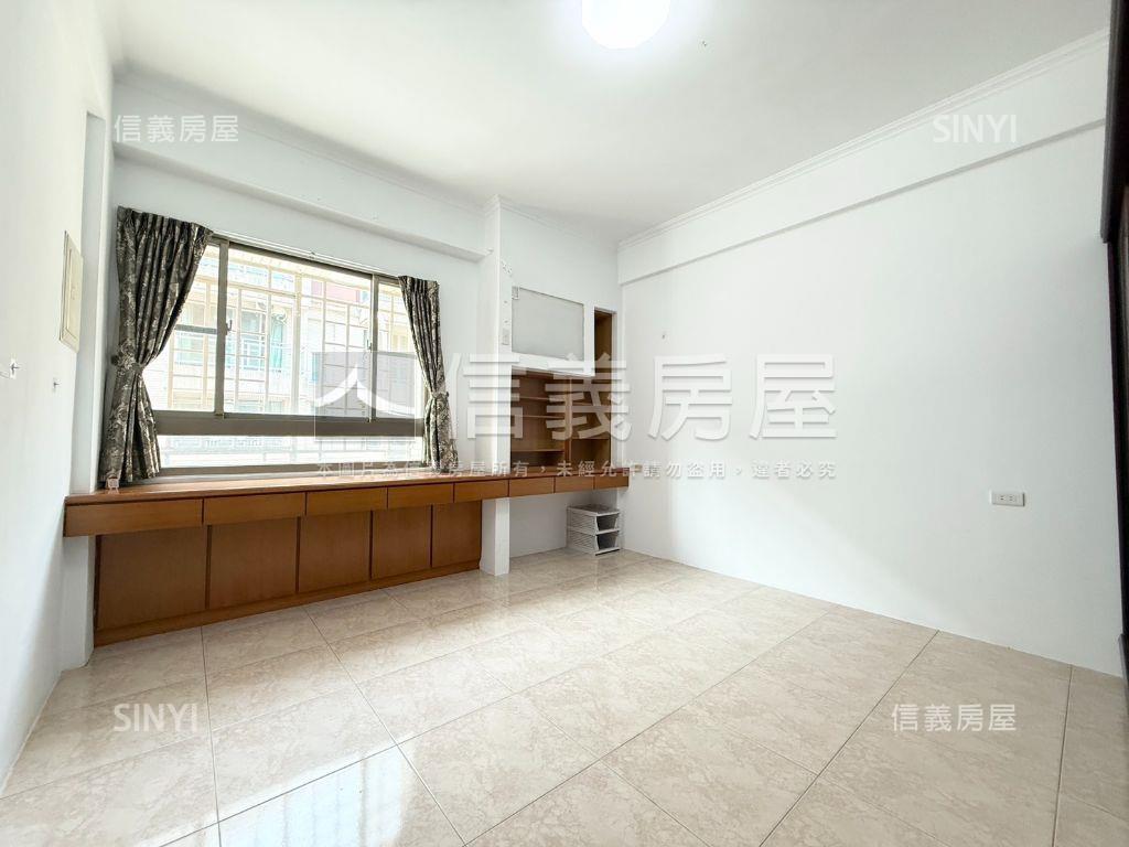 仁武成家首選車庫美透房屋室內格局與周邊環境