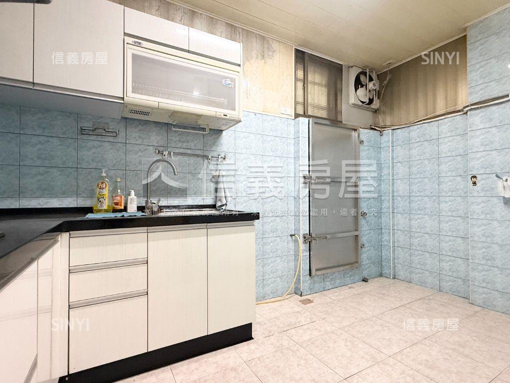 仁武成家首選車庫美透房屋室內格局與周邊環境