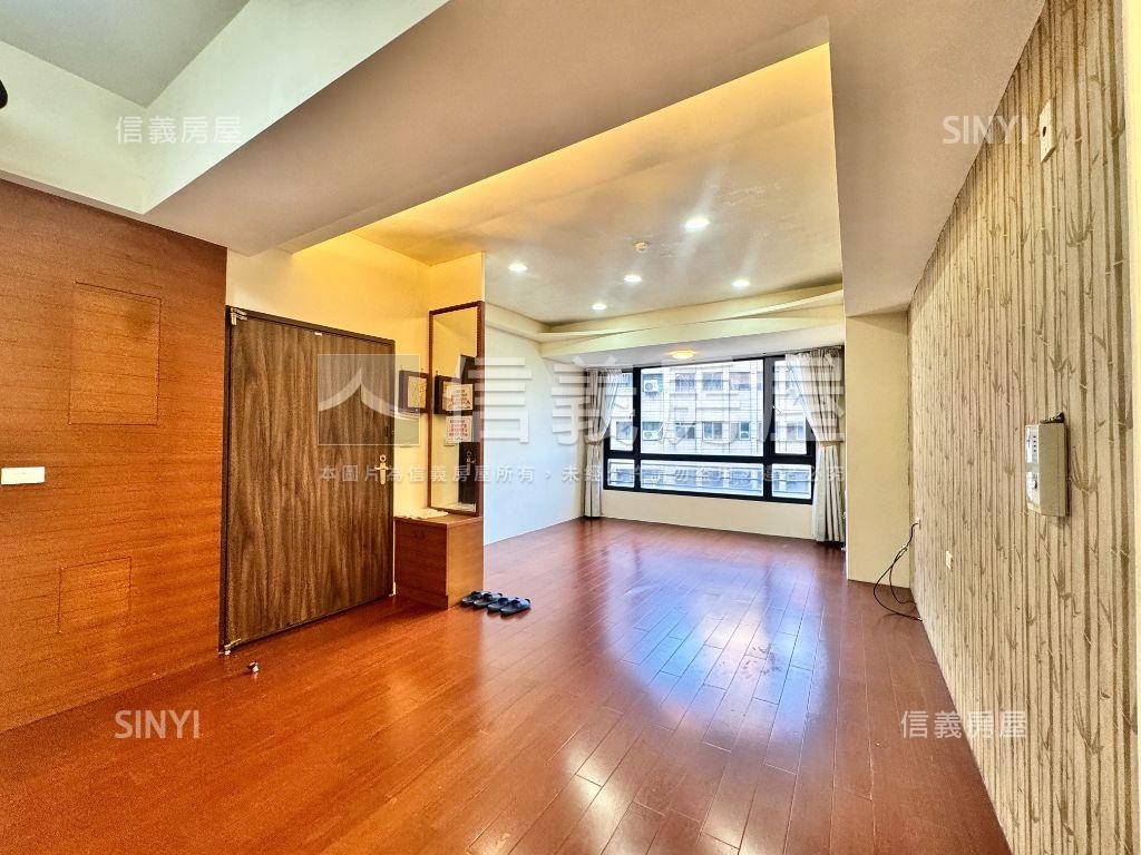 來看！順天首席。兩房平車房屋室內格局與周邊環境