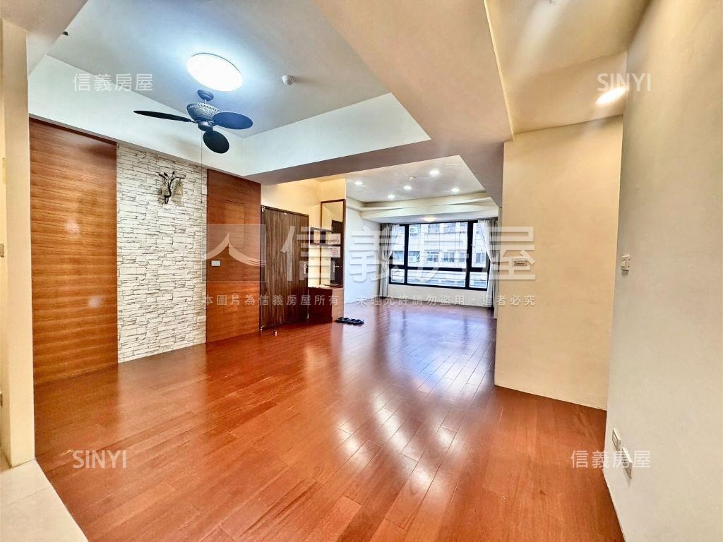 來看！順天首席。兩房平車房屋室內格局與周邊環境