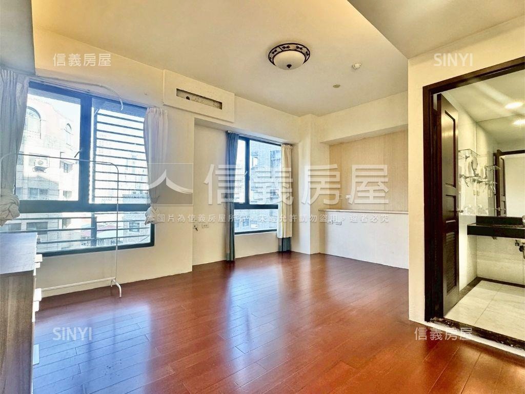 來看！順天首席。兩房平車房屋室內格局與周邊環境