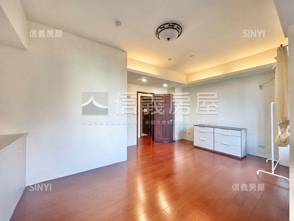 來看！順天首席。兩房平車房屋室內格局與周邊環境