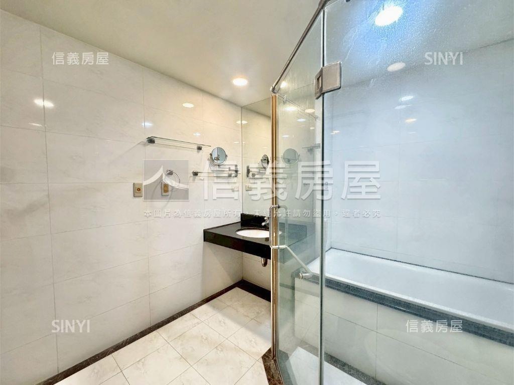 來看！順天首席。兩房平車房屋室內格局與周邊環境