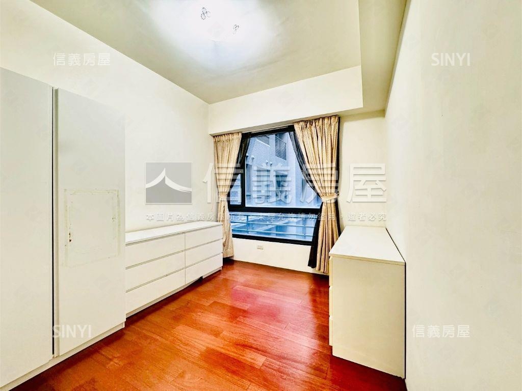 來看！順天首席。兩房平車房屋室內格局與周邊環境