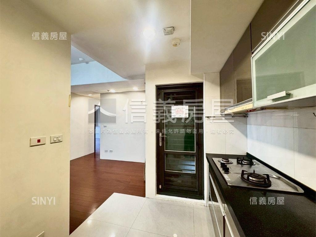 來看！順天首席。兩房平車房屋室內格局與周邊環境