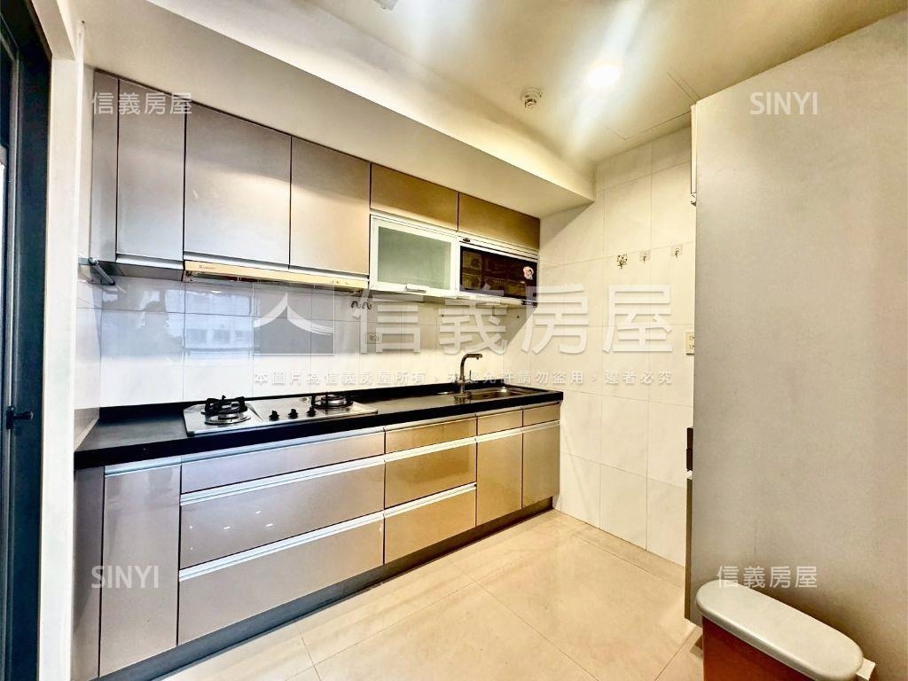 來看！順天首席。兩房平車房屋室內格局與周邊環境