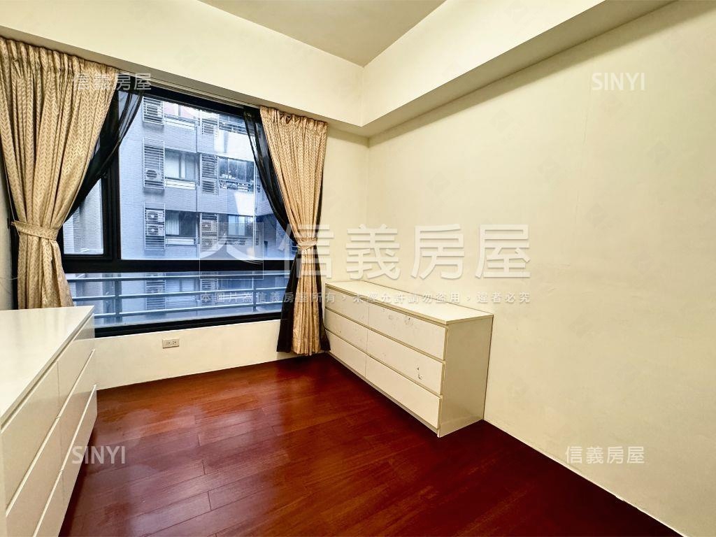 來看！順天首席。兩房平車房屋室內格局與周邊環境