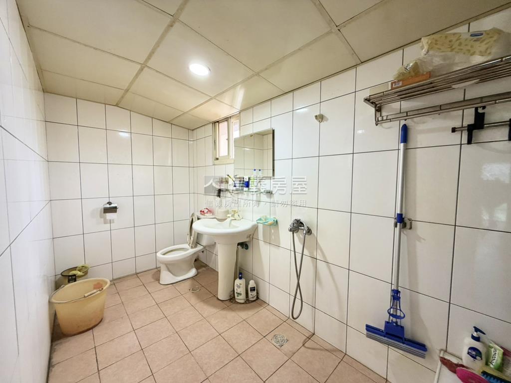 近置地生活廣場邊間透天房屋室內格局與周邊環境