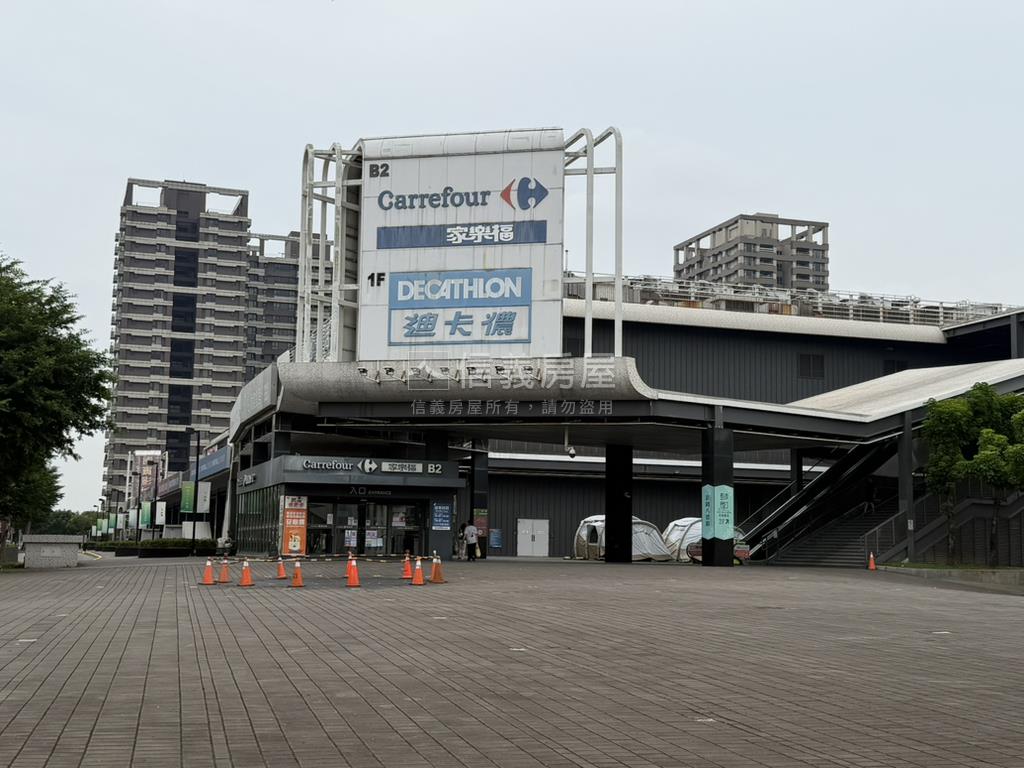 近置地生活廣場邊間透天房屋室內格局與周邊環境