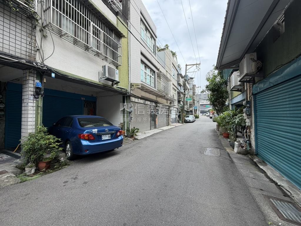 近置地生活廣場邊間透天房屋室內格局與周邊環境