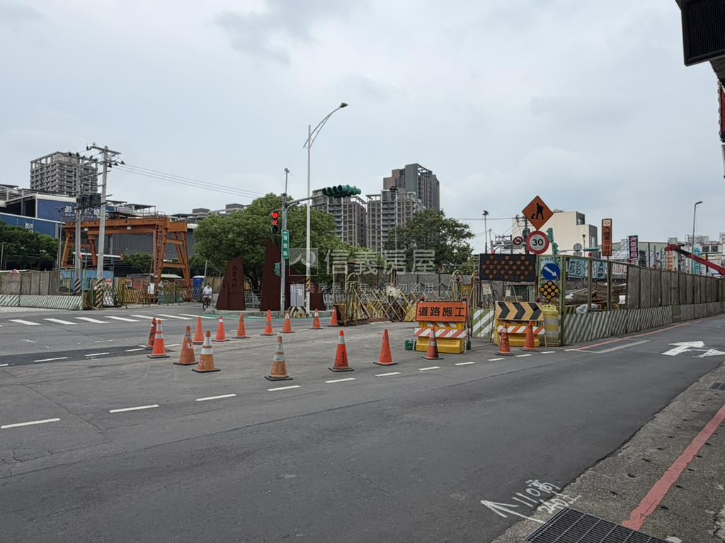 近置地生活廣場邊間透天房屋室內格局與周邊環境