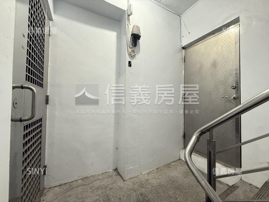 正信義路邊間頂加房屋室內格局與周邊環境