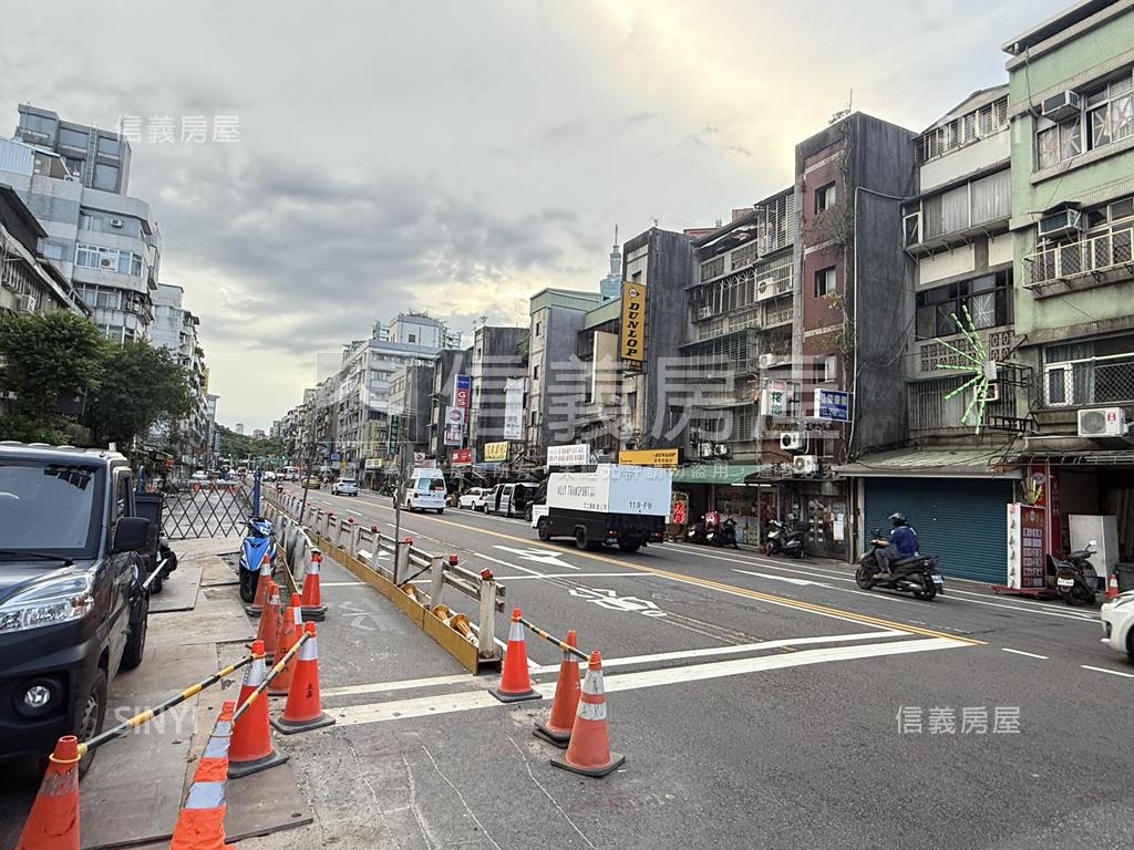 正信義路邊間頂加房屋室內格局與周邊環境