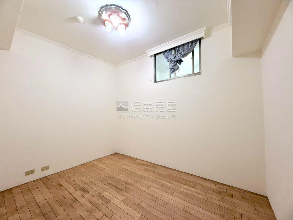 喜來登。三房車位房屋室內格局與周邊環境